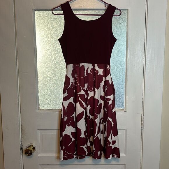 Moyabo Women’s Dark Red and White Floral Knee Length Criss Cross Neckline M - Picture 6 of 6